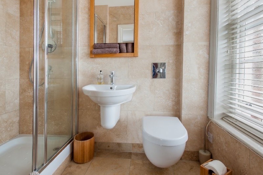 7 Priory House ensuite bathroom